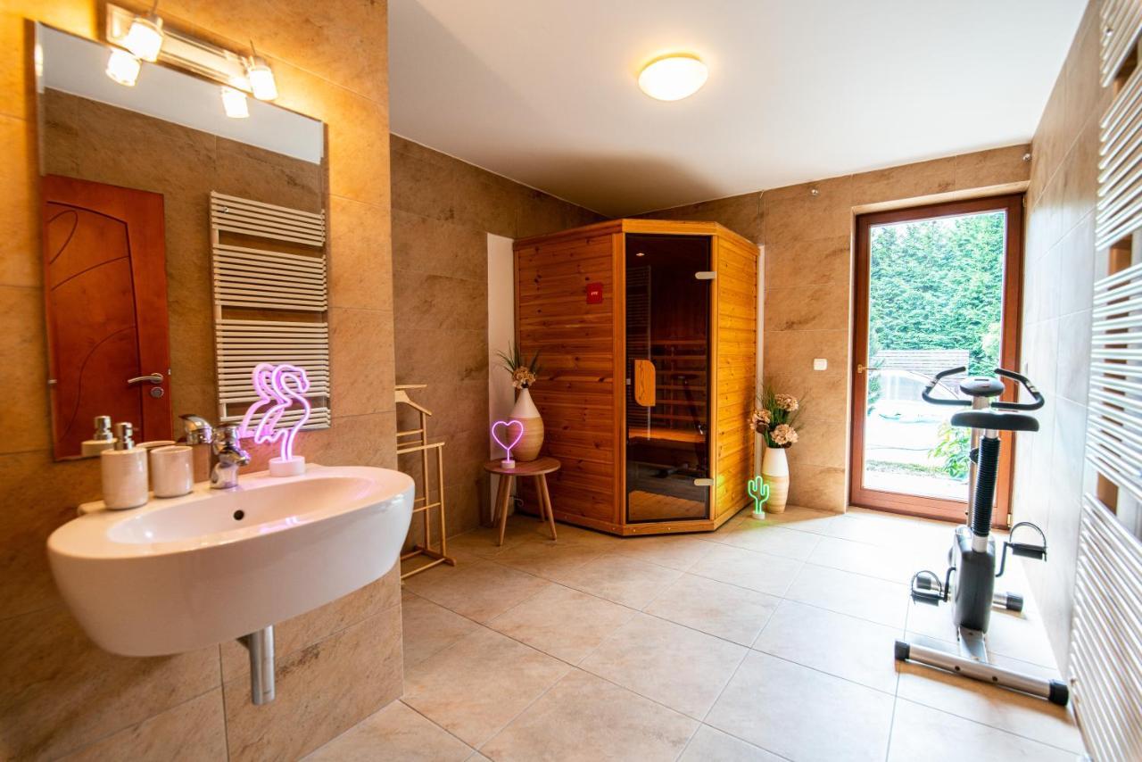 Villa With Pool & Sauna In Beer Village Velké Popovice Exteriör bild