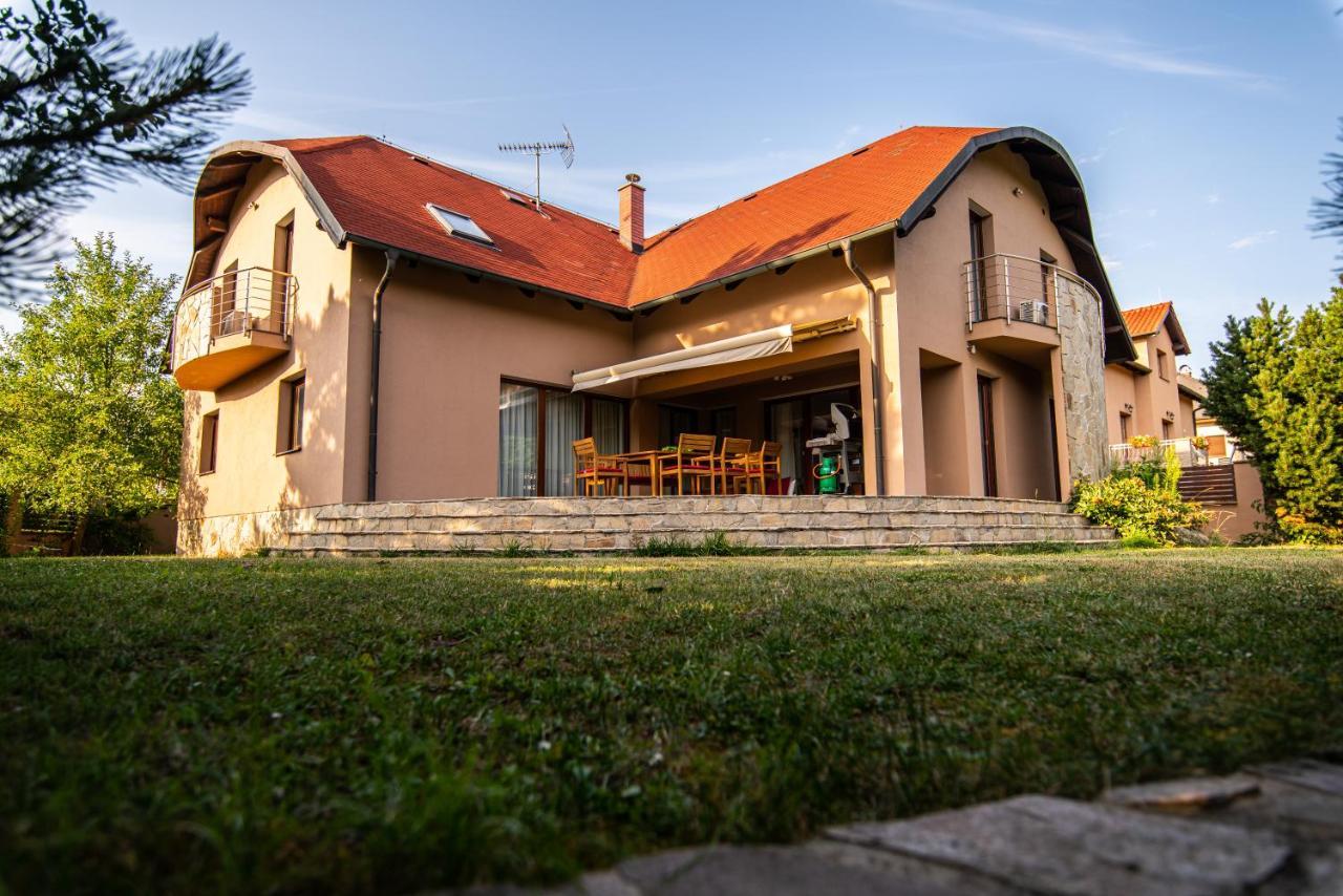 Villa With Pool & Sauna In Beer Village Velké Popovice Exteriör bild