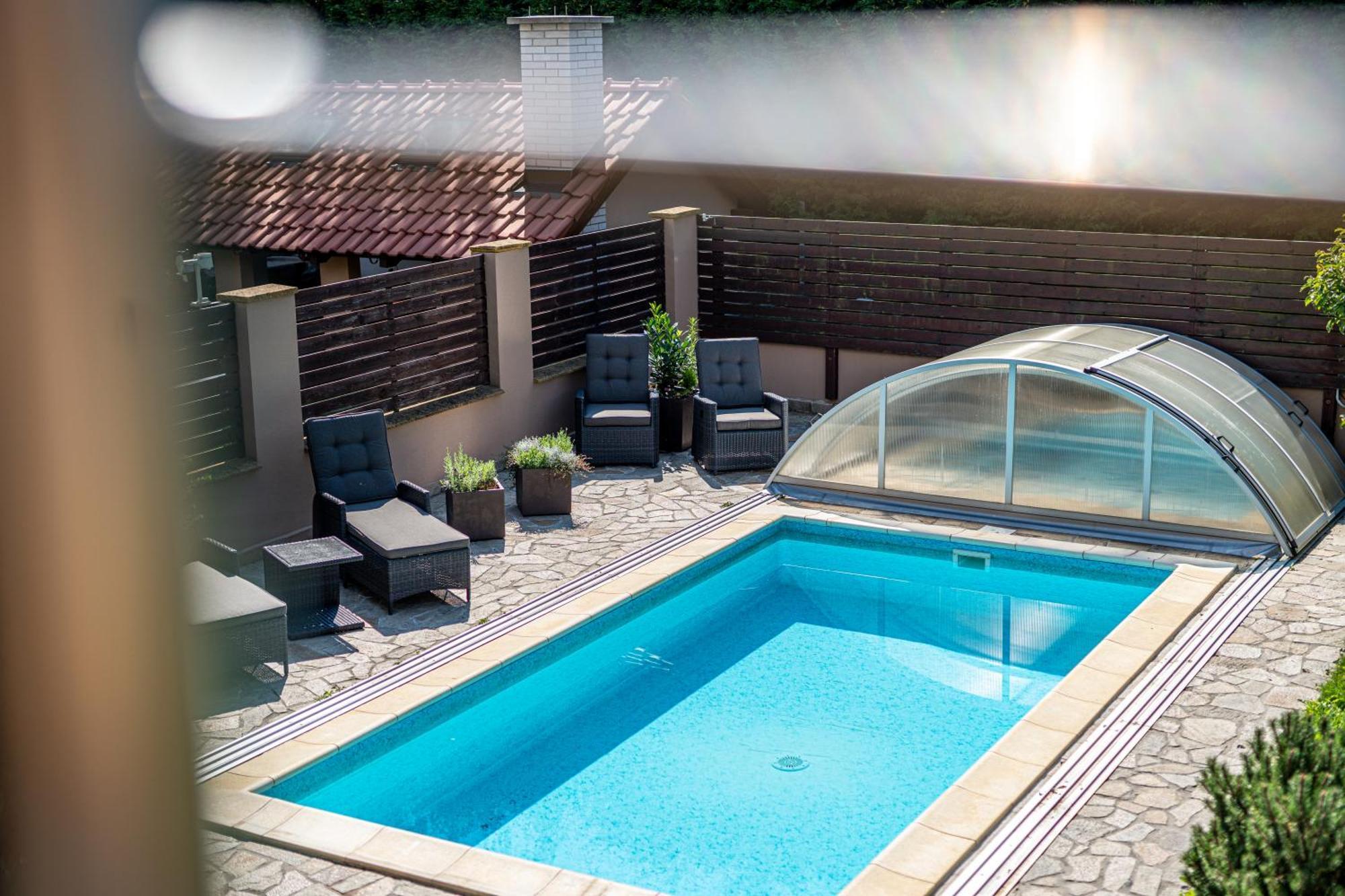 Villa With Pool & Sauna In Beer Village Velké Popovice Exteriör bild