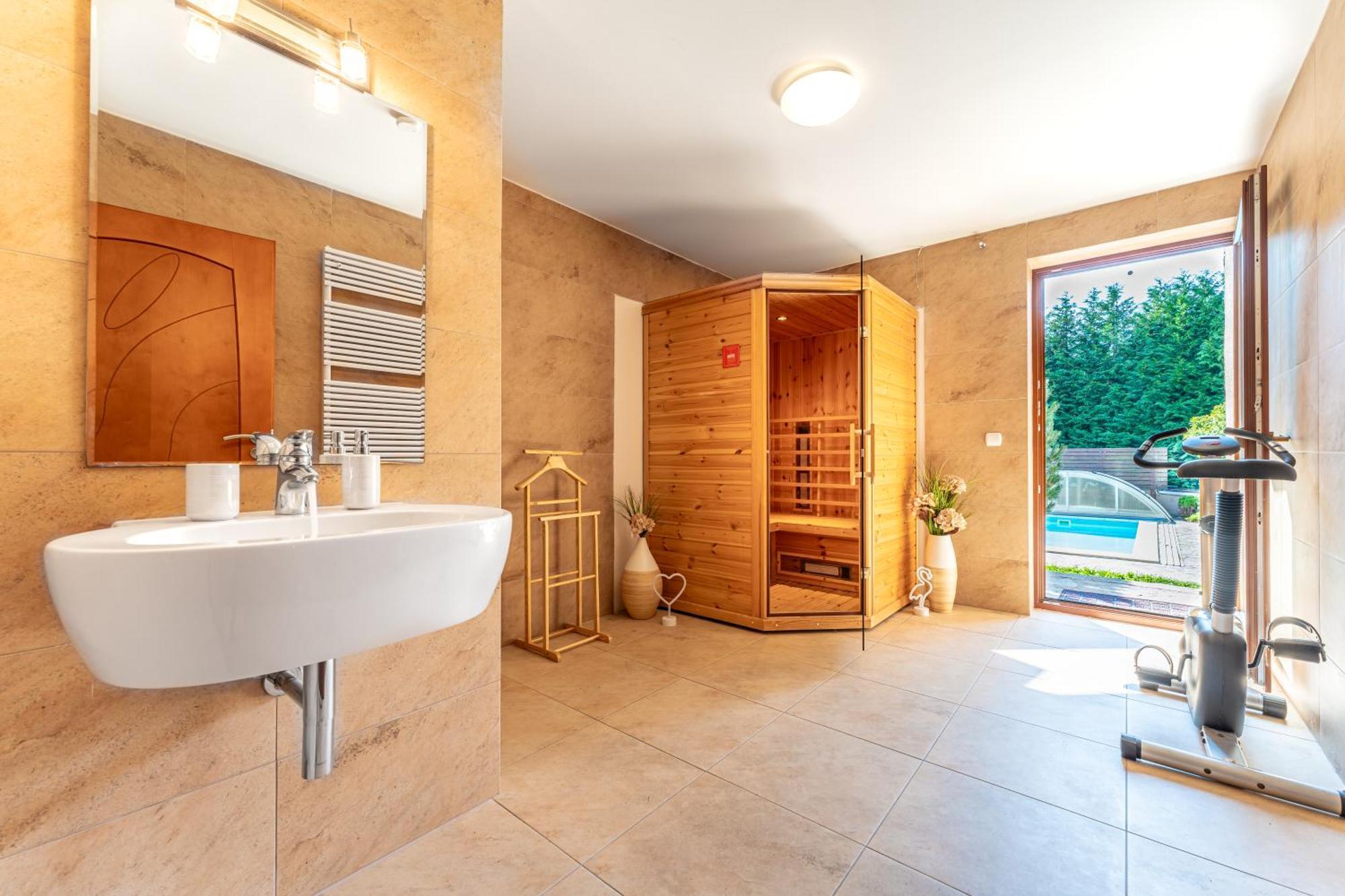 Villa With Pool & Sauna In Beer Village Velké Popovice Exteriör bild